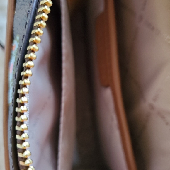 Michael Kors Crossbody -Road Trip - Picture 3 of 4